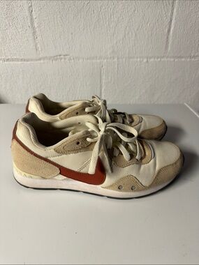 Nike Men's Cream and Rust Retro Running Sneakers